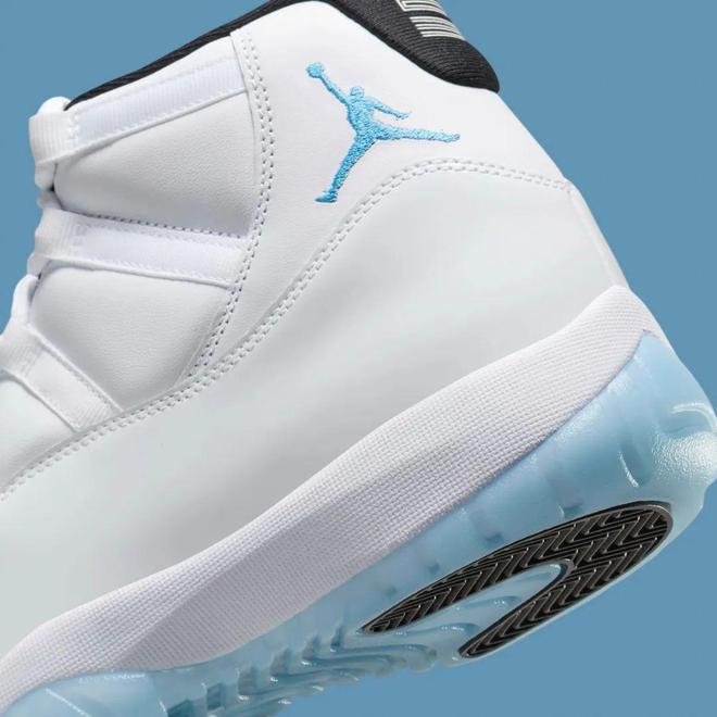 宣回归  市价5K+这双天价 AJ4 也要复刻了 ！新利体育网站登录年末“大魔王”传奇蓝 AJ11 官(图1)