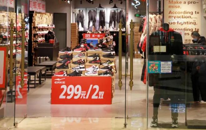 100元左右跑步鞋出炉：平民跑鞋受追捧新利体育luck18入门“跑鞋之王”！(图1)