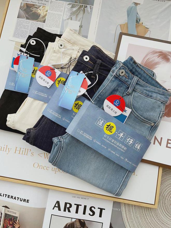 技巧：简约牛仔裤提升时尚感新利娱乐中年女性秋季穿搭(图10)