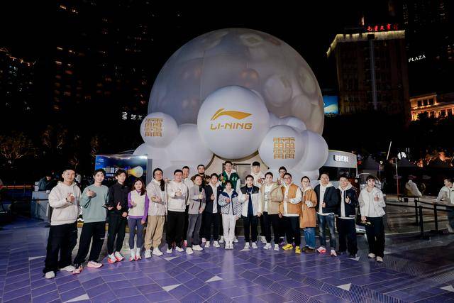 跑鞋背后是中国跑步科技的坚持新利娱乐一双职业运动员禁用的(图2)
