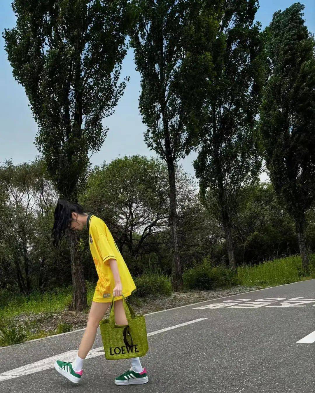 ！来看《鱿鱼游戏2》中超正的222号！新利体育登录基础款球鞋也能穿得那么好看(图2)