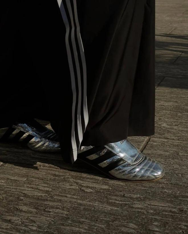 4双sneakers值得一冲！当「液态银」成春夏潮人招牌色这(图2)