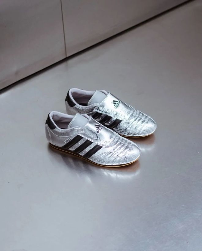 4双sneakers值得一冲！当「液态银」成春夏潮人招牌色这(图10)