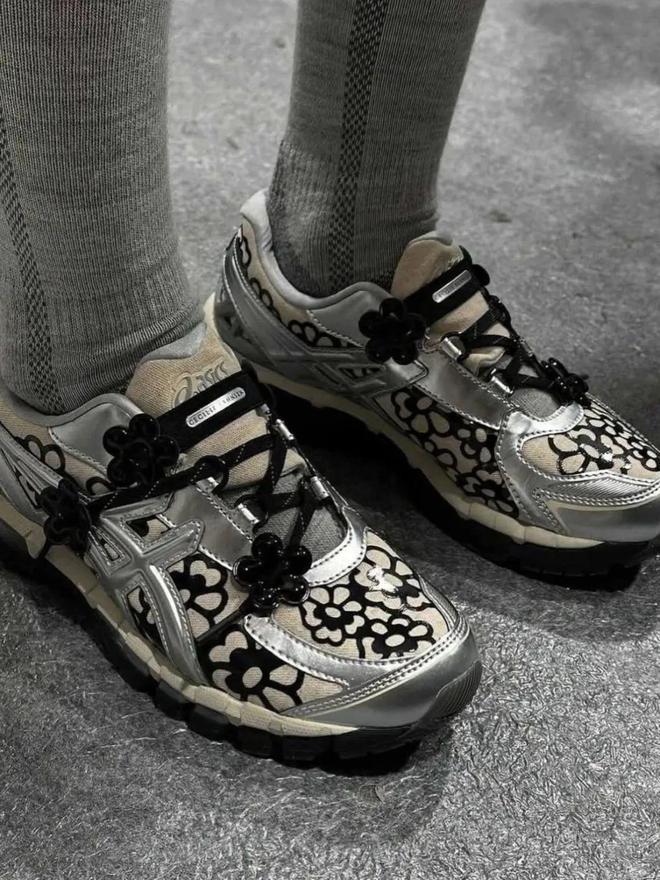 4双sneakers值得一冲！当「液态银」成春夏潮人招牌色这(图14)