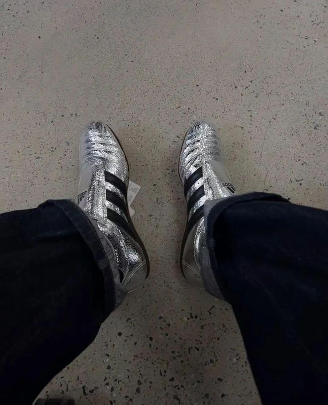 4双sneakers值得一冲！当「液态银」成春夏潮人招牌色这(图20)