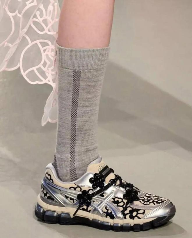 4双sneakers值得一冲！当「液态银」成春夏潮人招牌色这(图19)