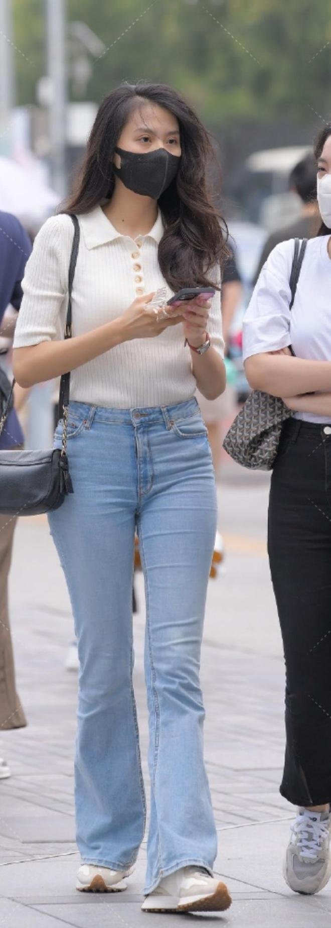 喇叭牛仔裤和白色针织T恤的搭配女生如何穿出清纯唯美？快来看看(图3)