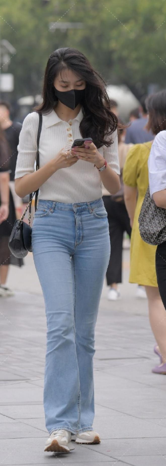 喇叭牛仔裤和白色针织T恤的搭配女生如何穿出清纯唯美？快来看看(图2)